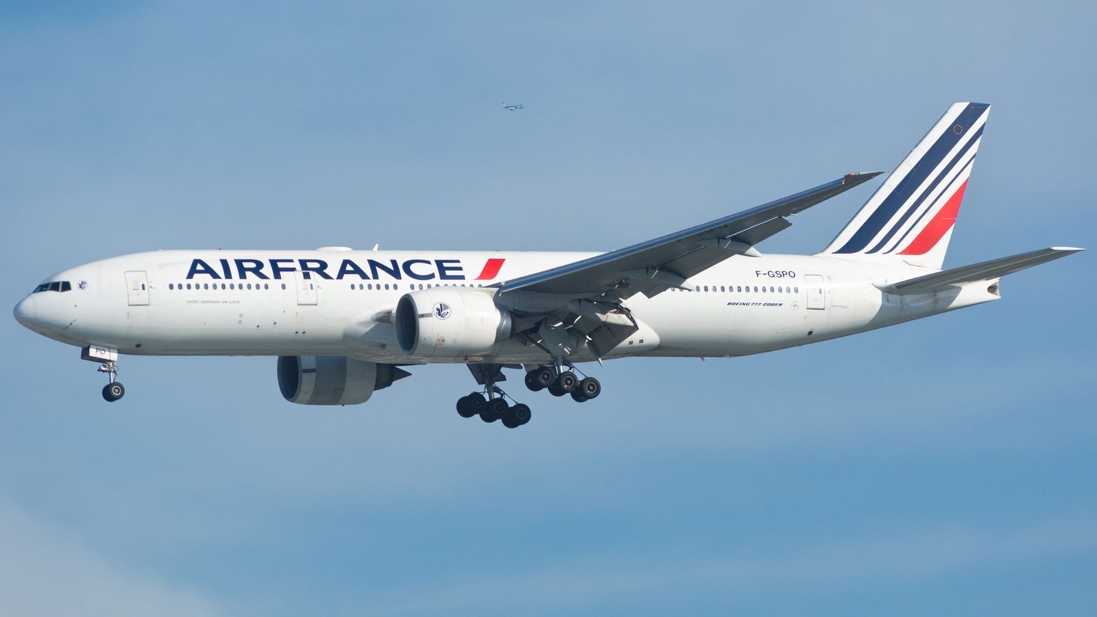 Boeing 777 van Air France in de landingsfase met uitgeklapt landingsgestel in een blauwe lucht