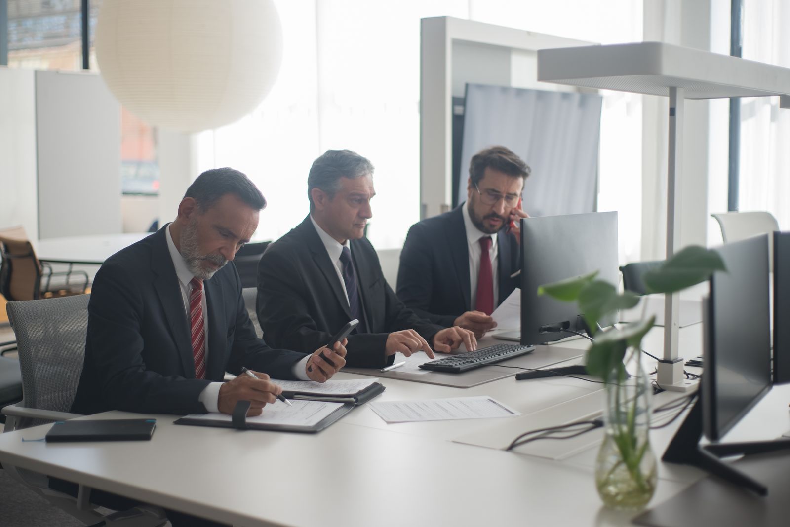 Consulente bancaria e cliente al lavoro insieme in ufficio, a illustrare l'alternanza in banca e assicurazioni