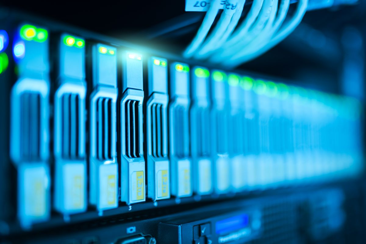 Armadio di server e cavi di rete in un data center, a illustrazione delle infrastrutture protette dalle professioni della cybersicurezza