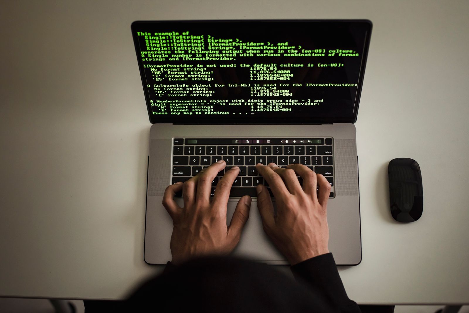 Persona che digita codice su un laptop, a illustrazione di una formazione in cybersicurezza in alternanza nel 2026