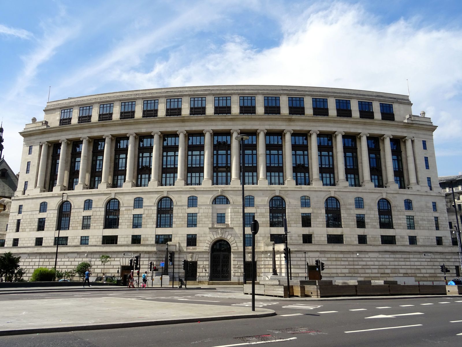 Facciata di un grande edificio amministrativo pubblico, che illustra l'alternanza nella funzione pubblica francese nel 2026