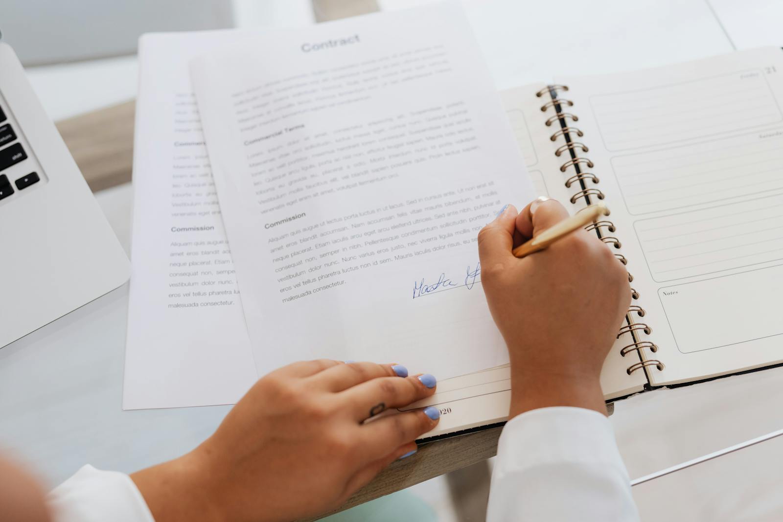 Podpisywanie umowy o pracę naprzemienną przy biurku