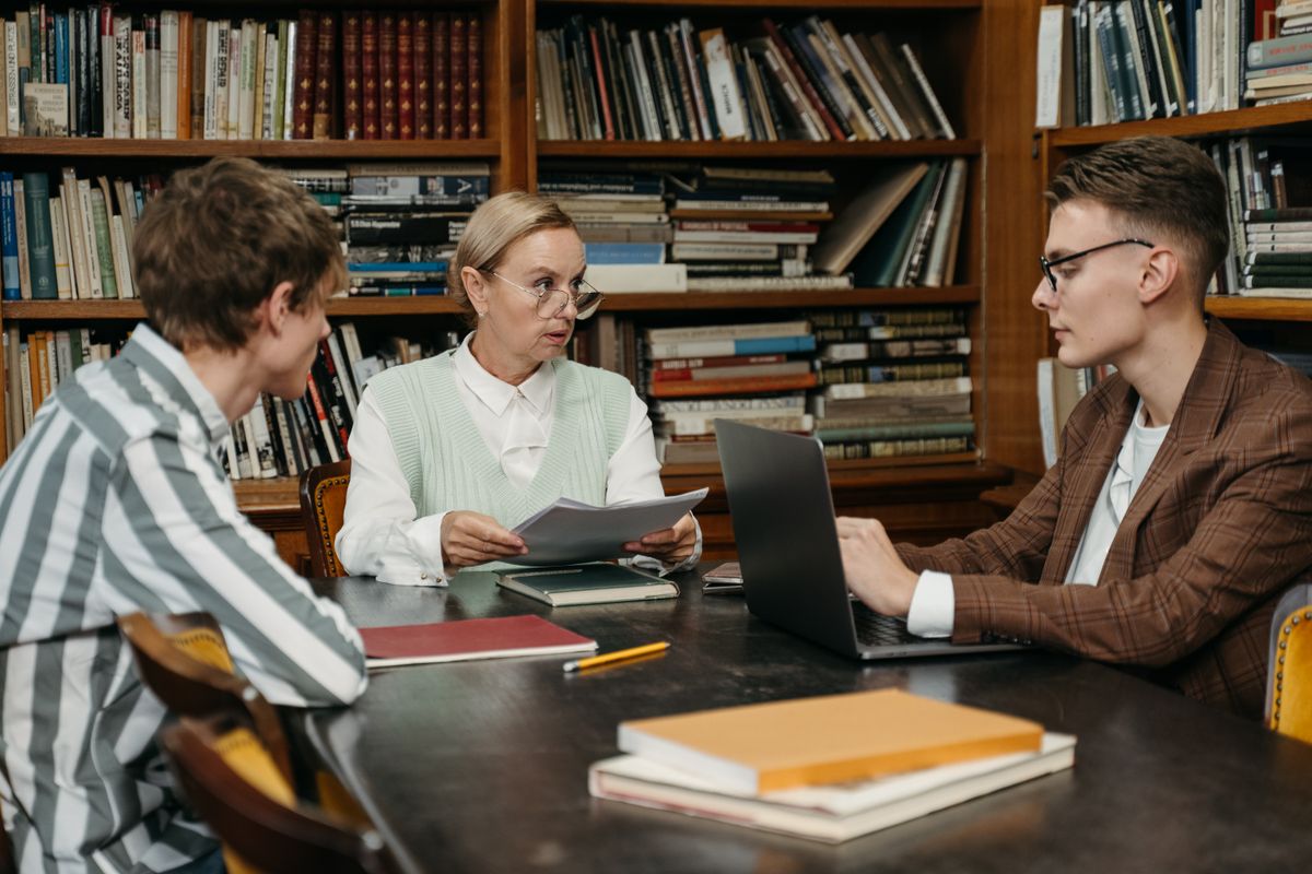 Team meeting in a library, illustrating the support provided to apprentices by regional cells