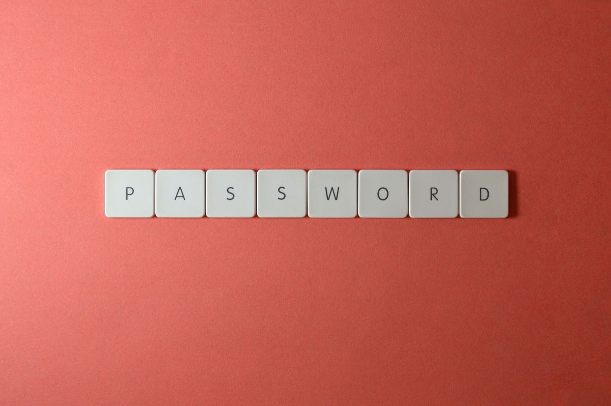 Gros plan sur un clavier avec des touches formant le mot PASSWORD, symbole de la vigilance sur les mots de passe