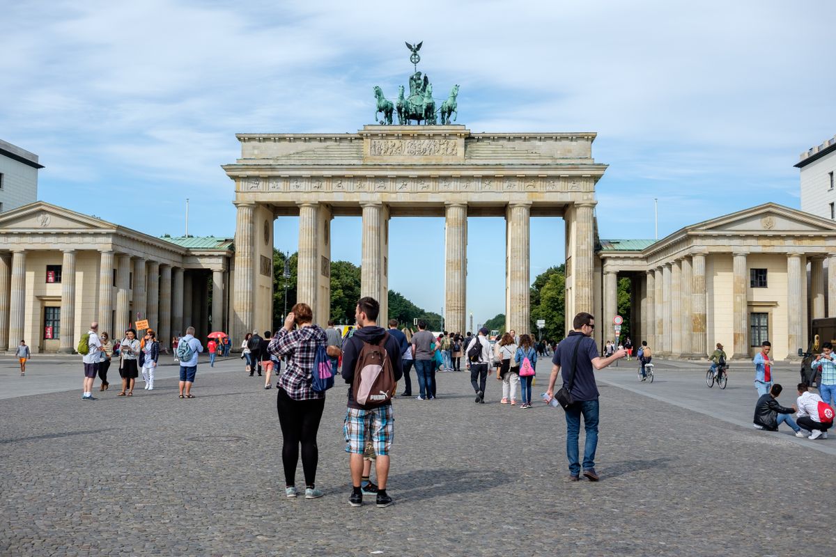 Gruppo di giovani davanti alla Porta di Brandeburgo a Berlino, a illustrare una mobilità europea di apprendisti
