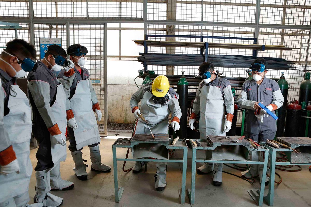 Apprentices in training in a technical workshop, illustrating the role of CFA in apprenticeship