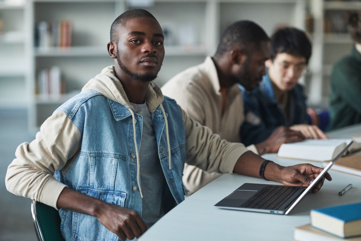 Estudante a consultar as suas respostas Parcoursup num computador portátil