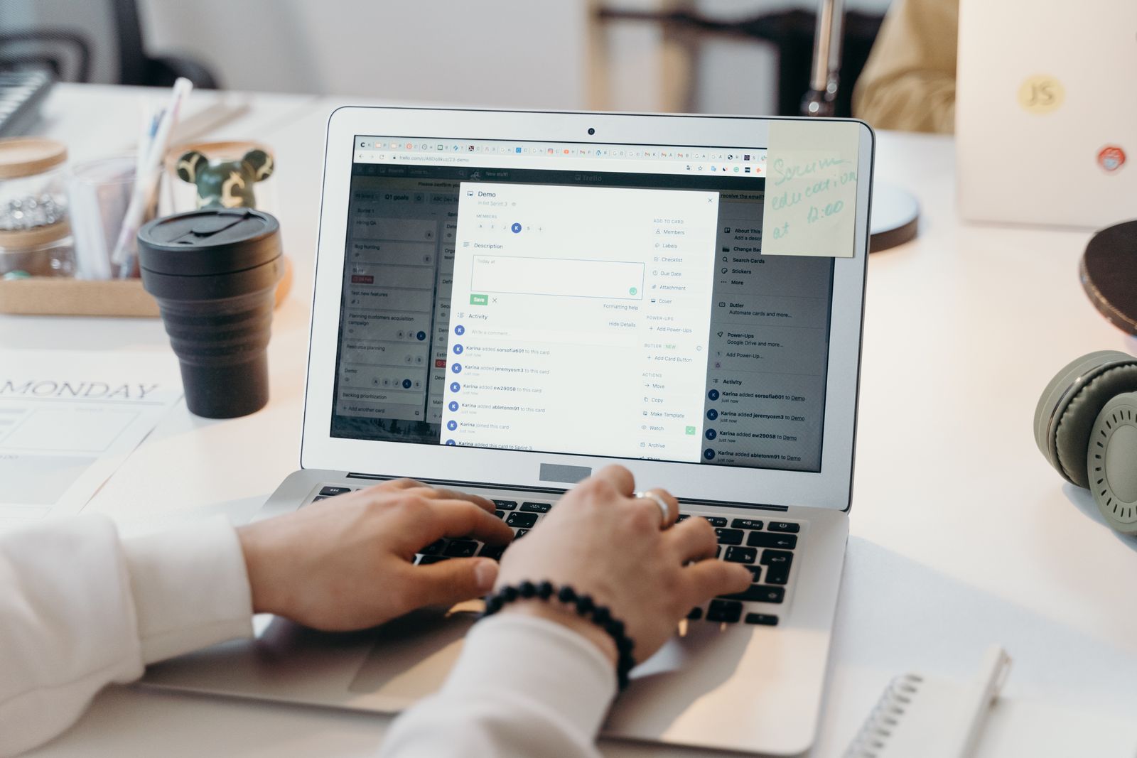 Junge Bewerberin verfasst ein Follow-up-Mail auf ihrem Laptop in einem hellen, modernen Büro