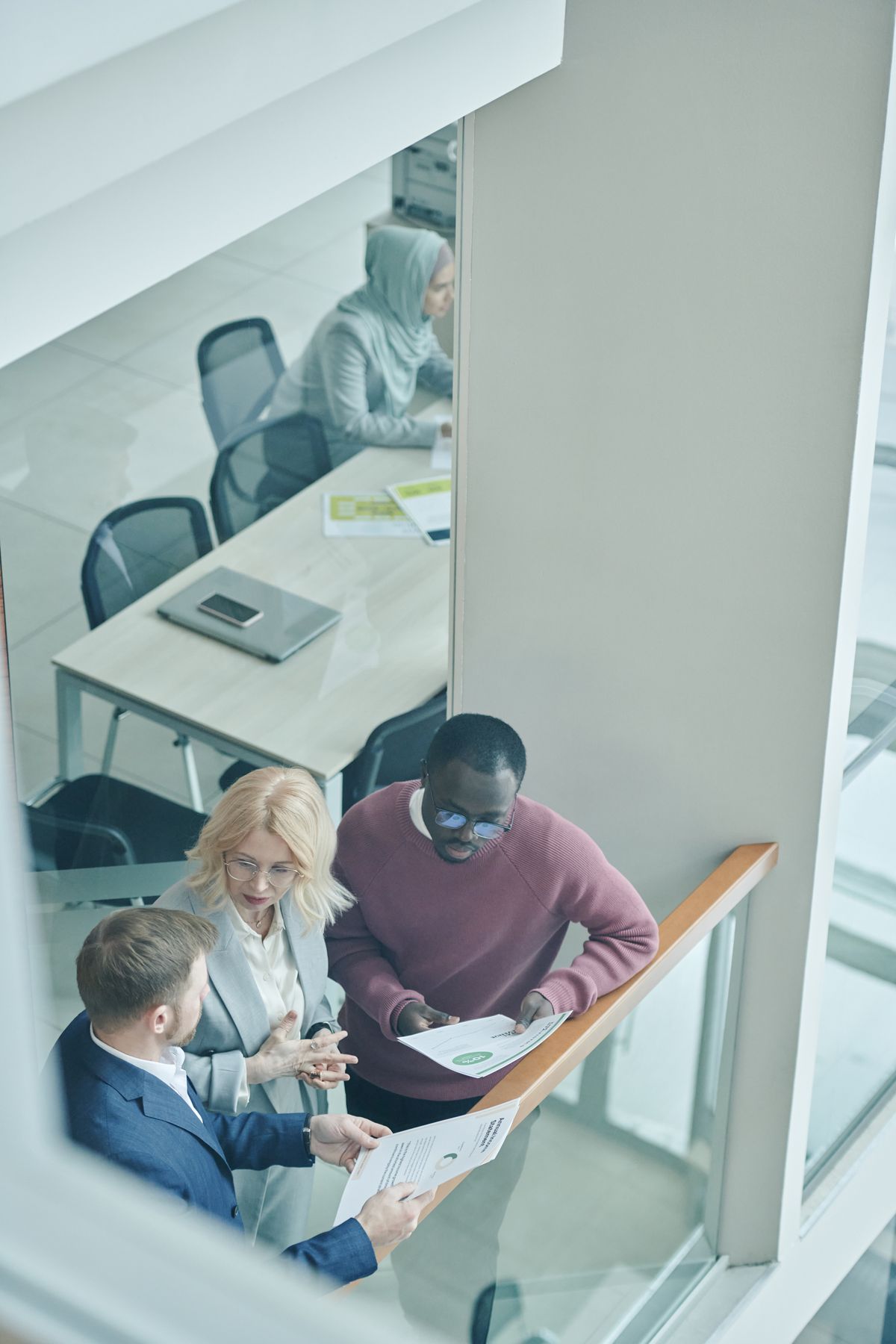 Auszubildender im Gespräch mit seinem Arbeitgeber an einem Besprechungstisch