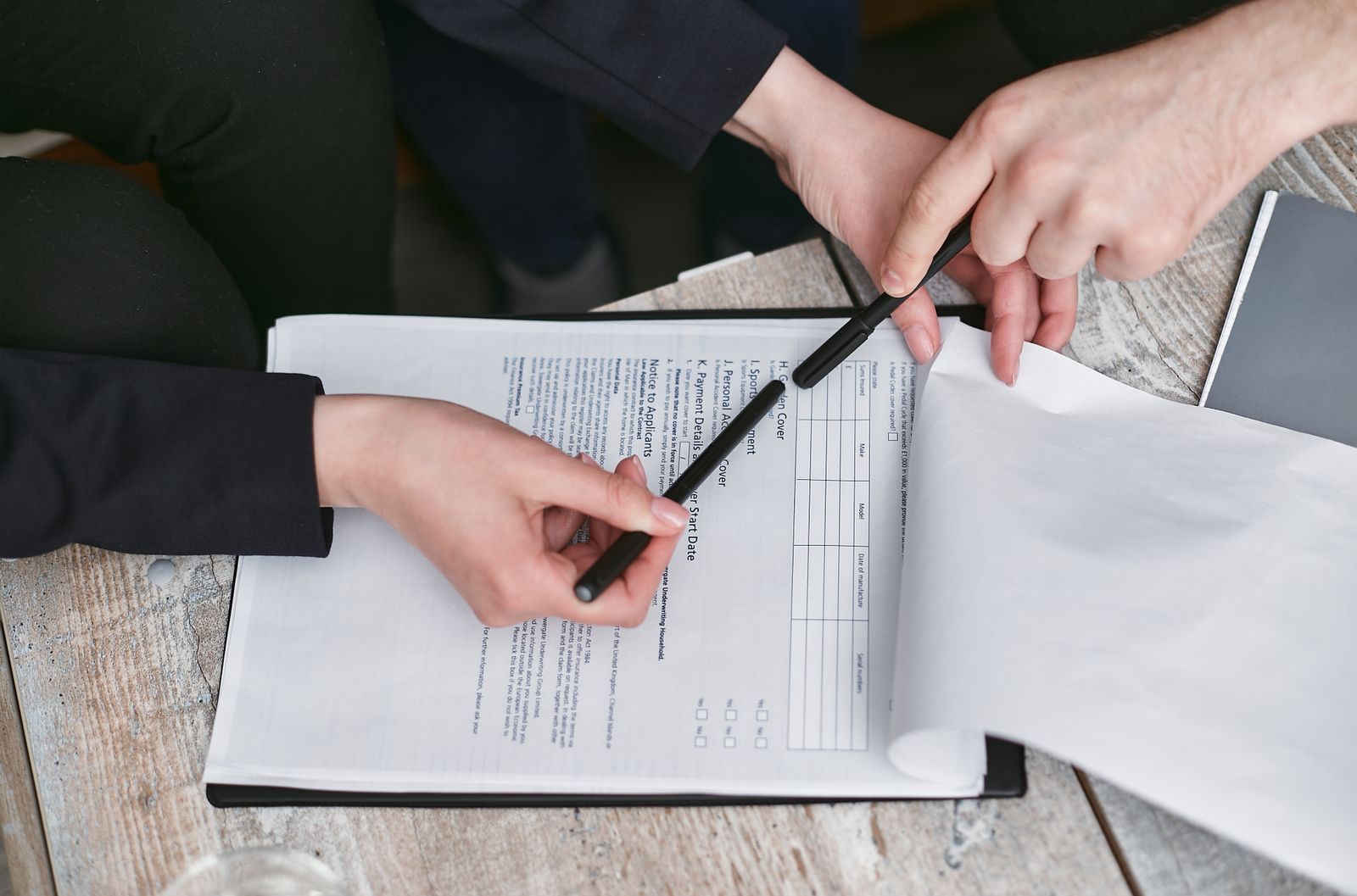 Apprendista che rilegge il proprio contratto di apprendistato prima di una risoluzione, penna in mano