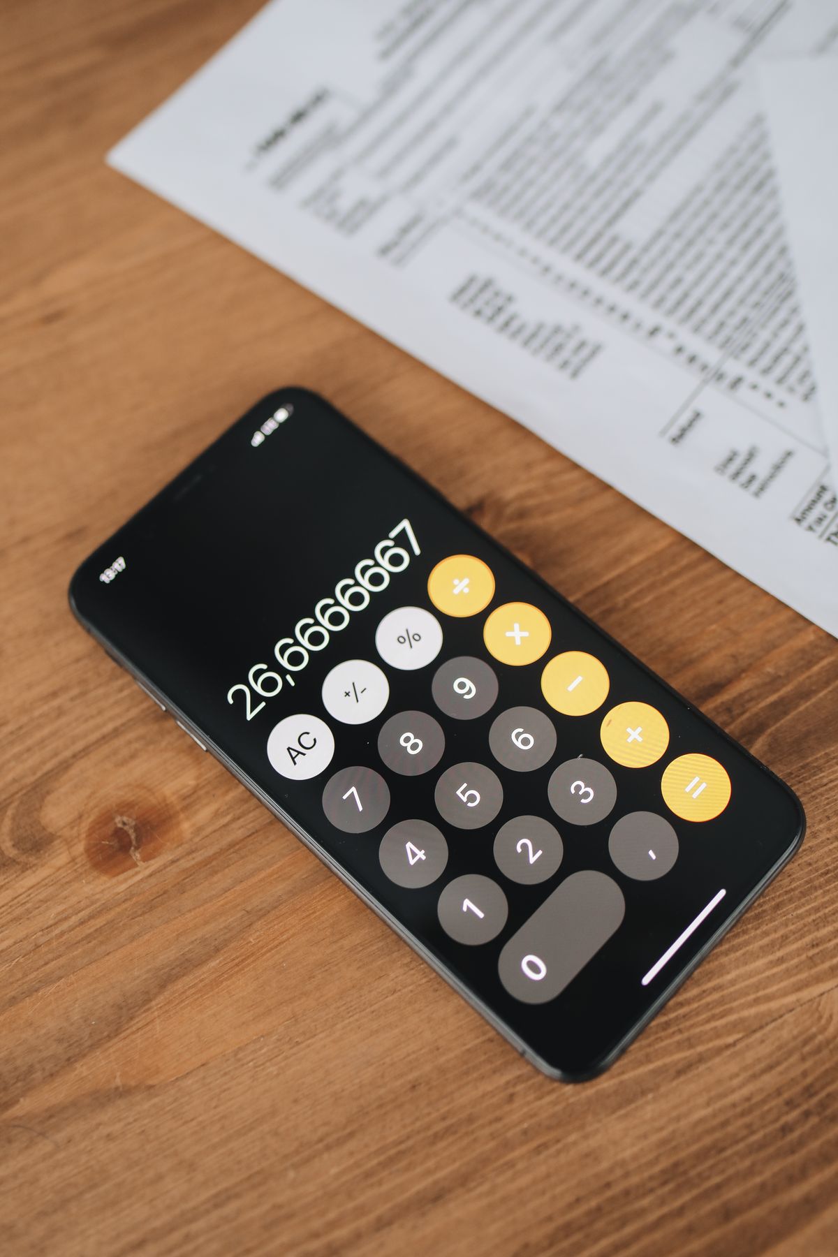 Calculatrice posée sur des formulaires fiscaux, illustrant le calcul des cotisations sur le salaire d'un apprenti