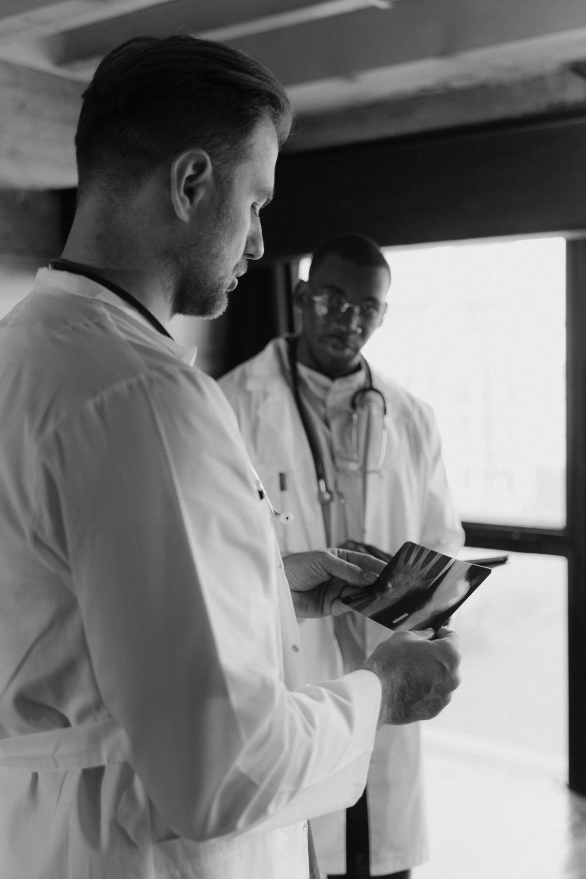 Profissional de saúde a examinar imagens médicas durante um exame de aptidão no trabalho