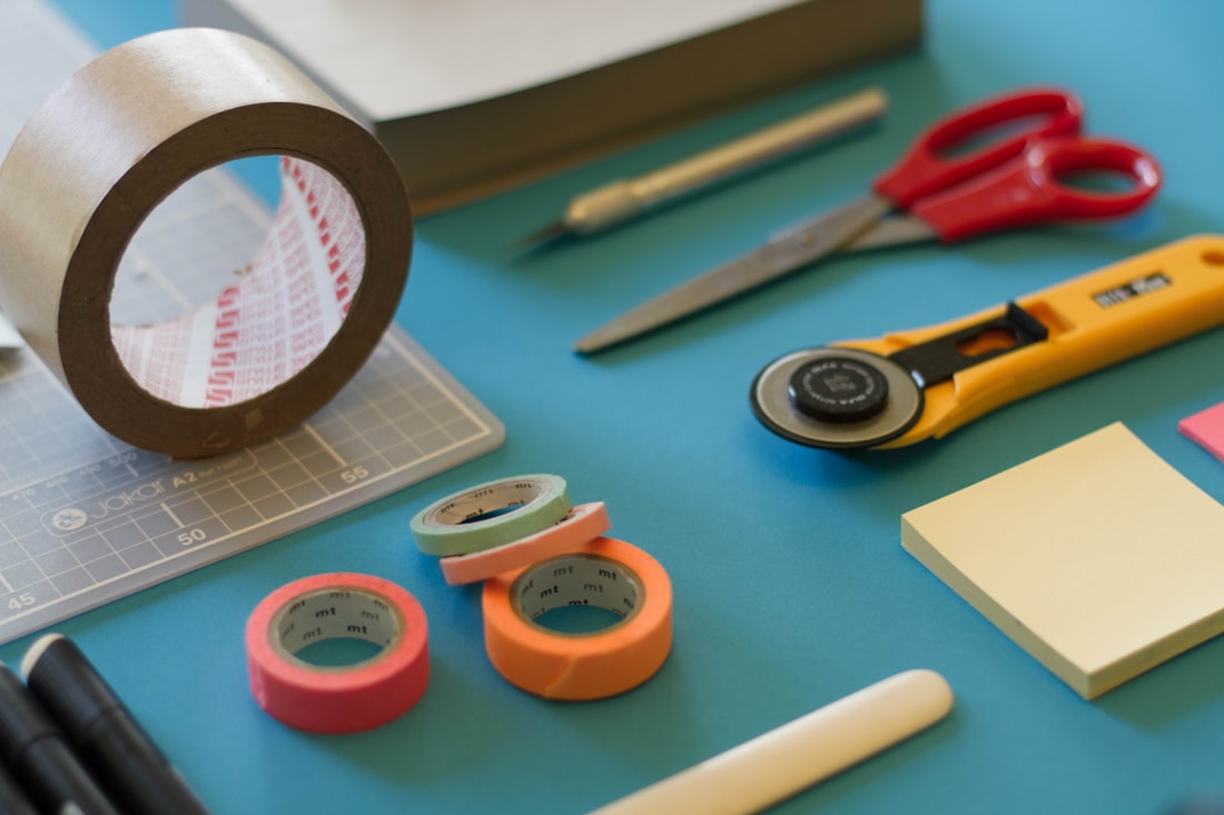 Artisan travaillant le bois en atelier