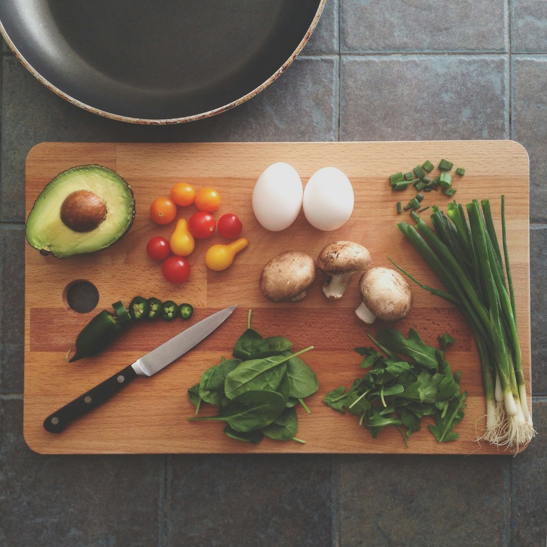 Chef cuisinant en cuisine professionnelle