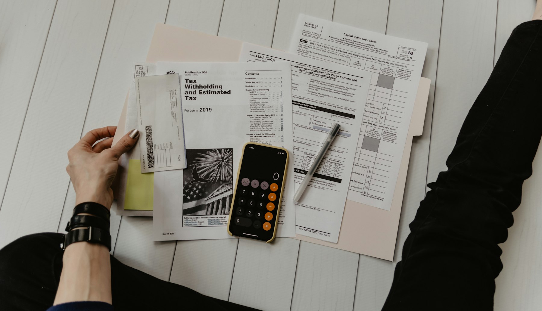 Calculatrice et documents financiers sur un bureau