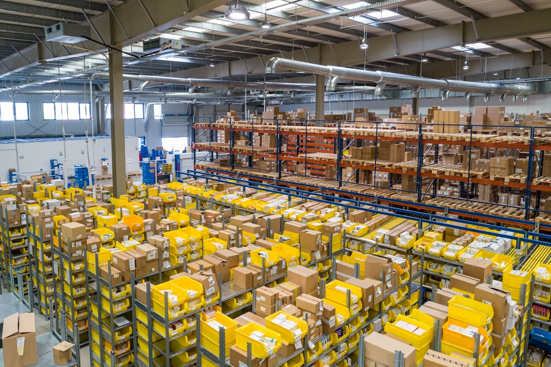 Entrepôt logistique avec opérateur préparant des commandes